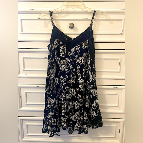 Black and White Dress. - Picture 4 of 5